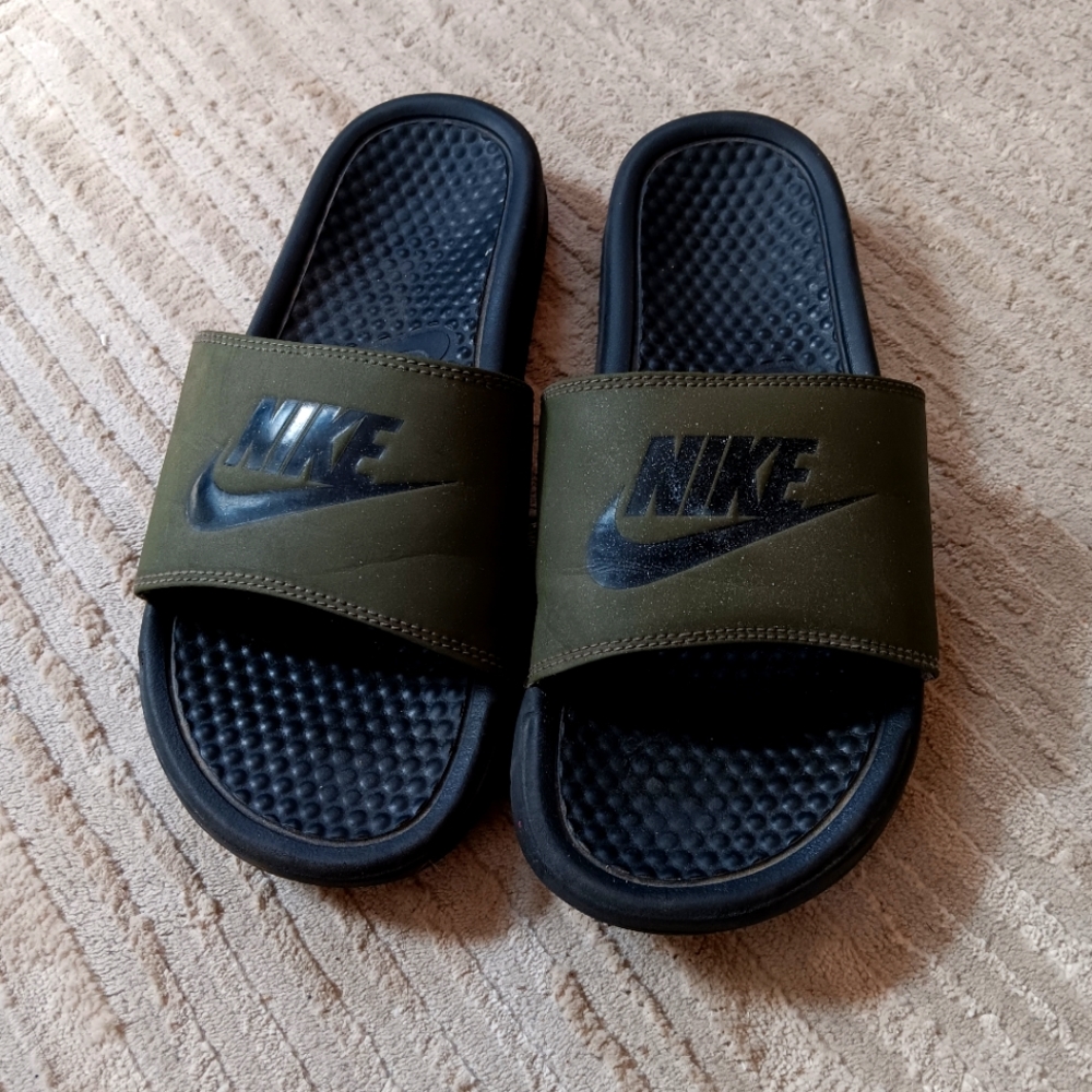Nike Benassi Slides Men Size 8 (READ DESCRIPTION)
